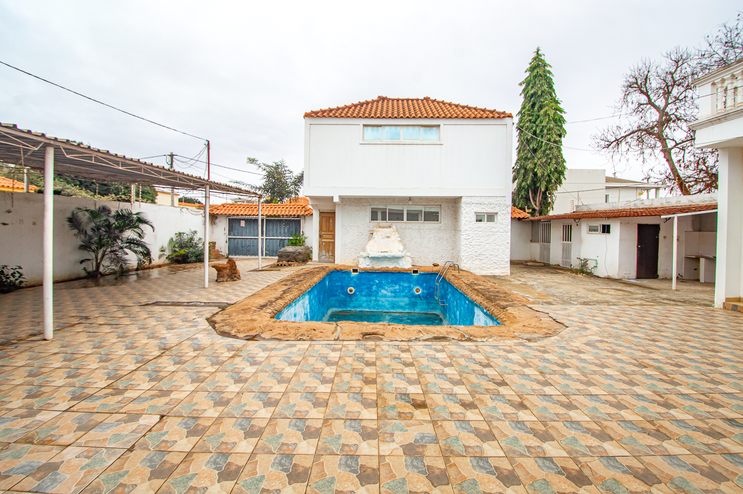 Vivenda V6+1 com Piscina Disponível para Venda no Benfica