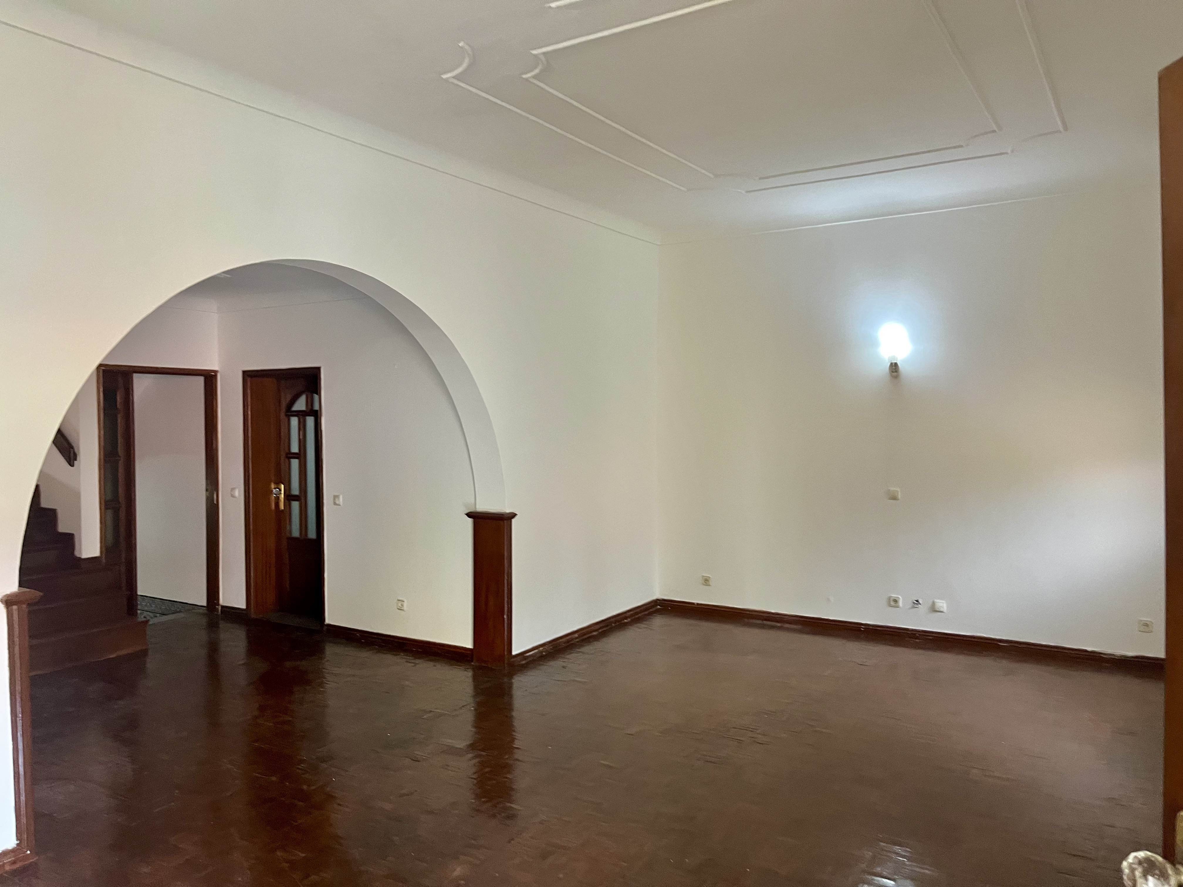 Foto de Arrenda-se: Vivenda V3 Triplex Ingombotas