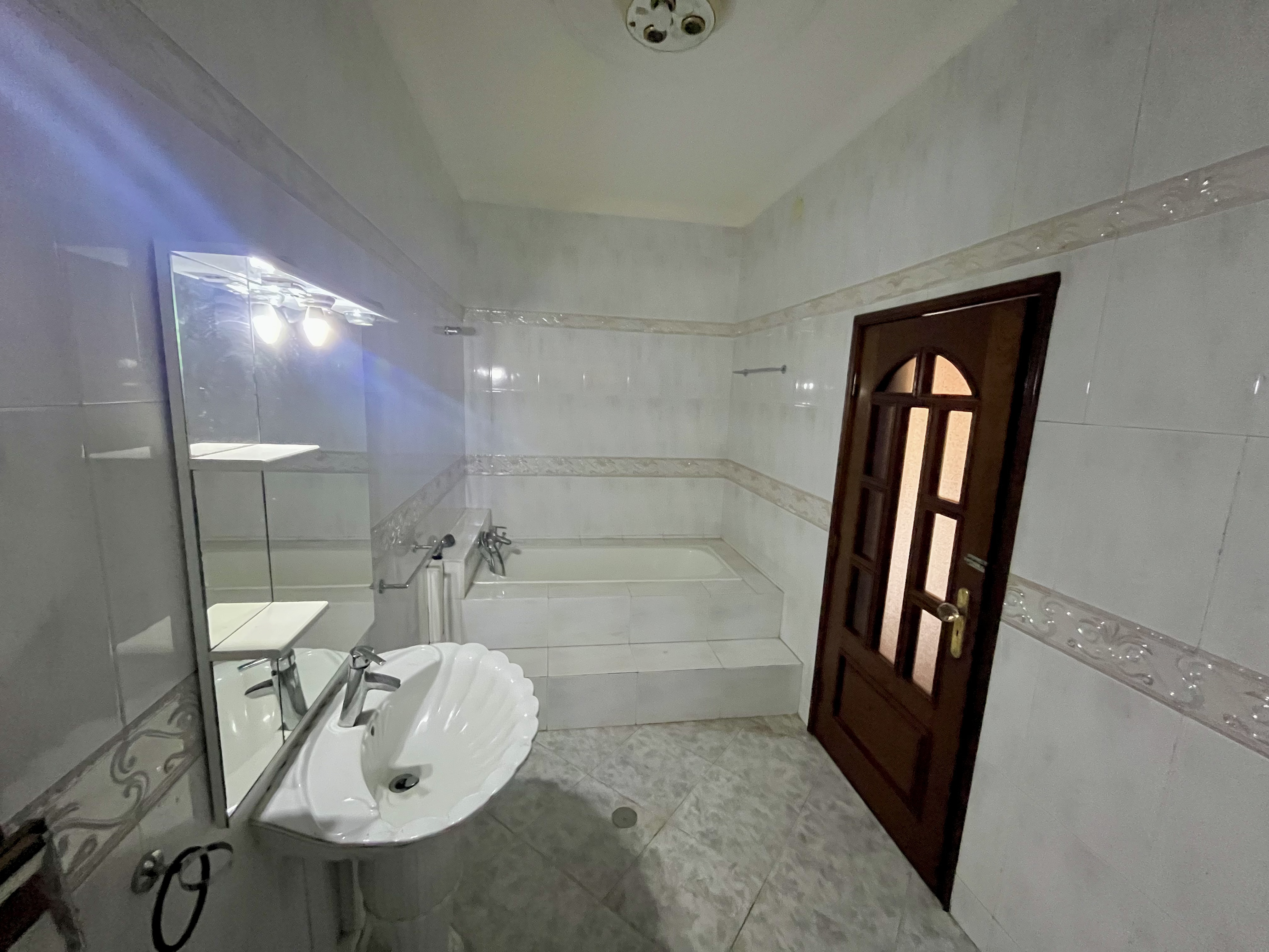 Foto de Arrenda-se: Vivenda V3 Triplex Ingombotas