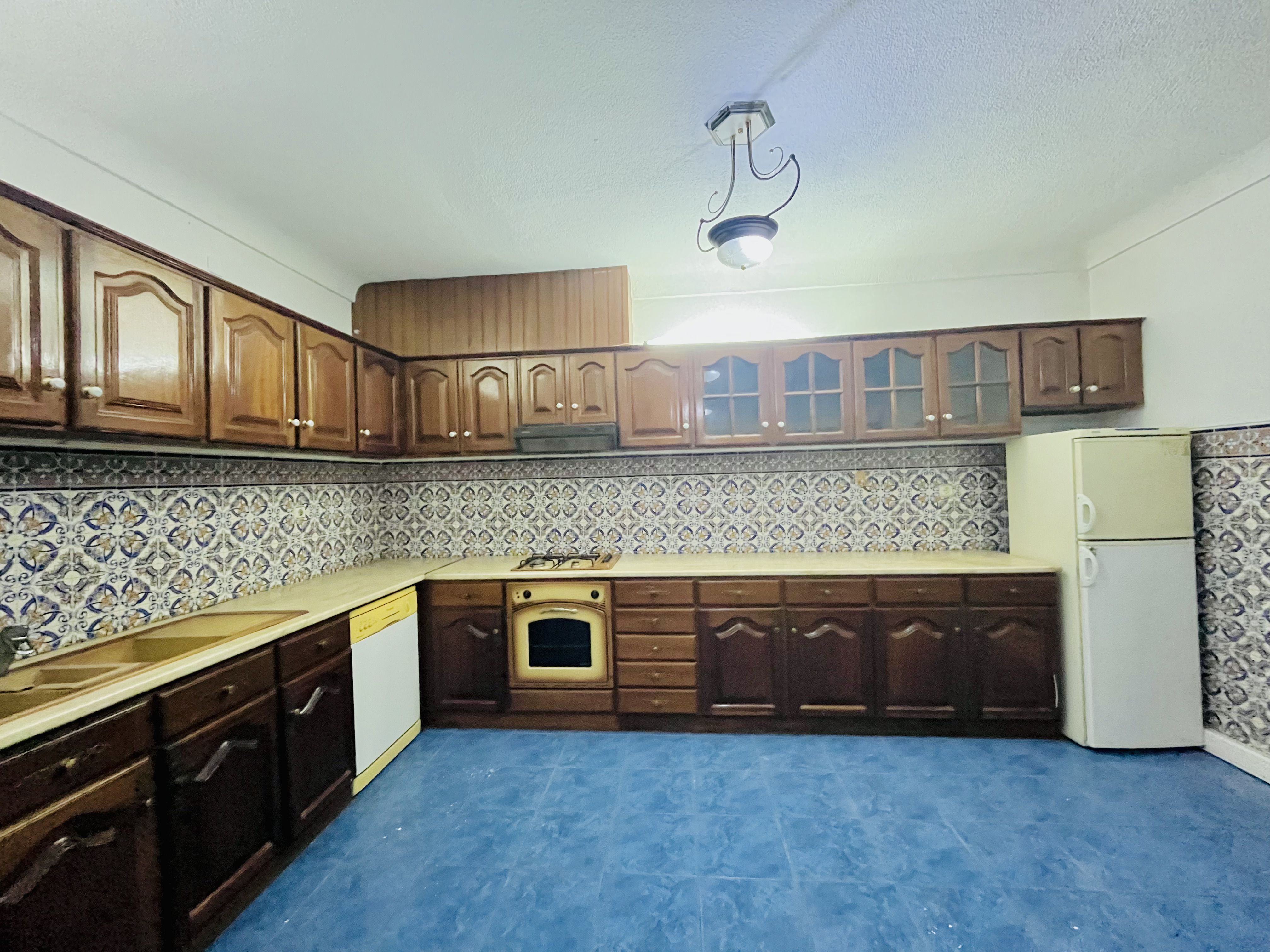 Foto de Arrenda-se: Vivenda V3 Triplex Ingombotas