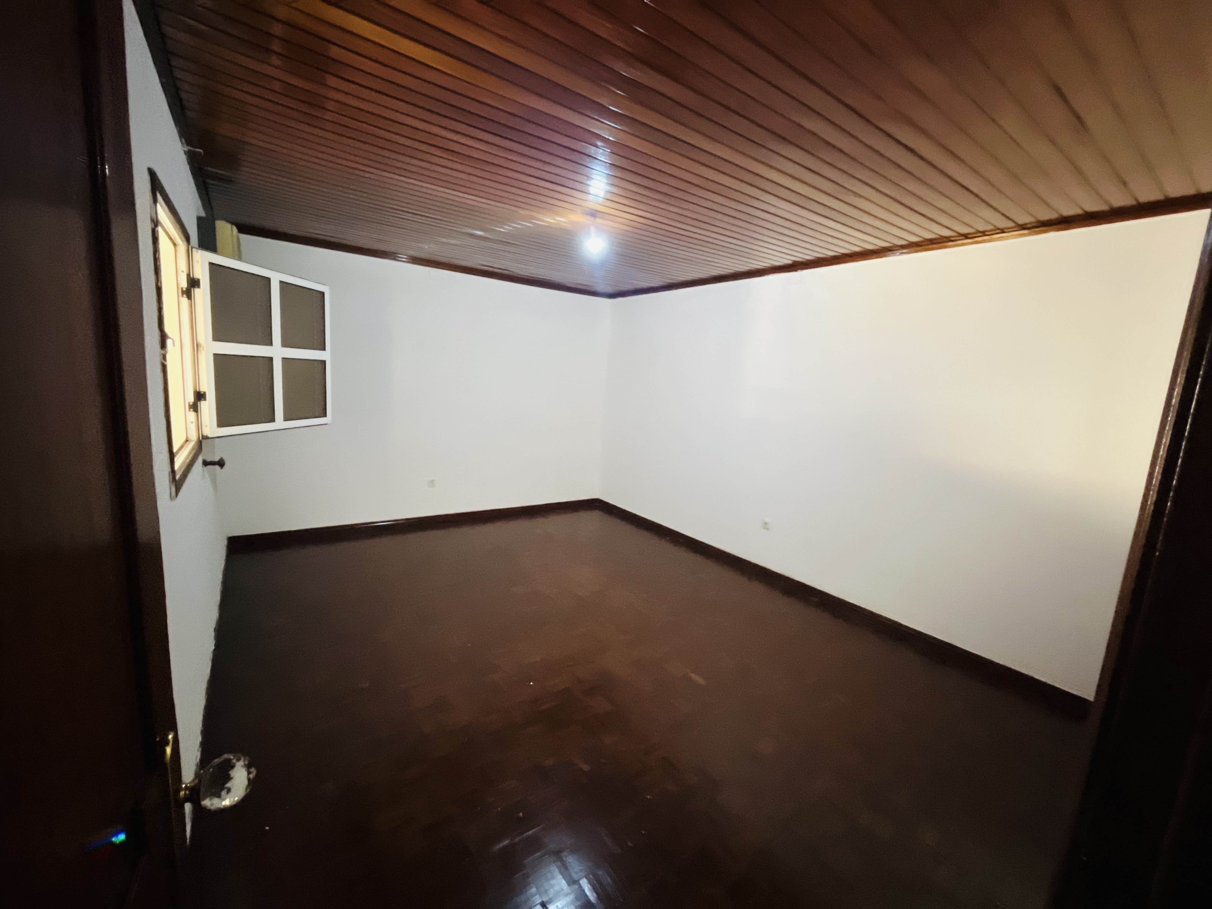 Foto de Arrenda-se: Vivenda V3 Triplex Ingombotas