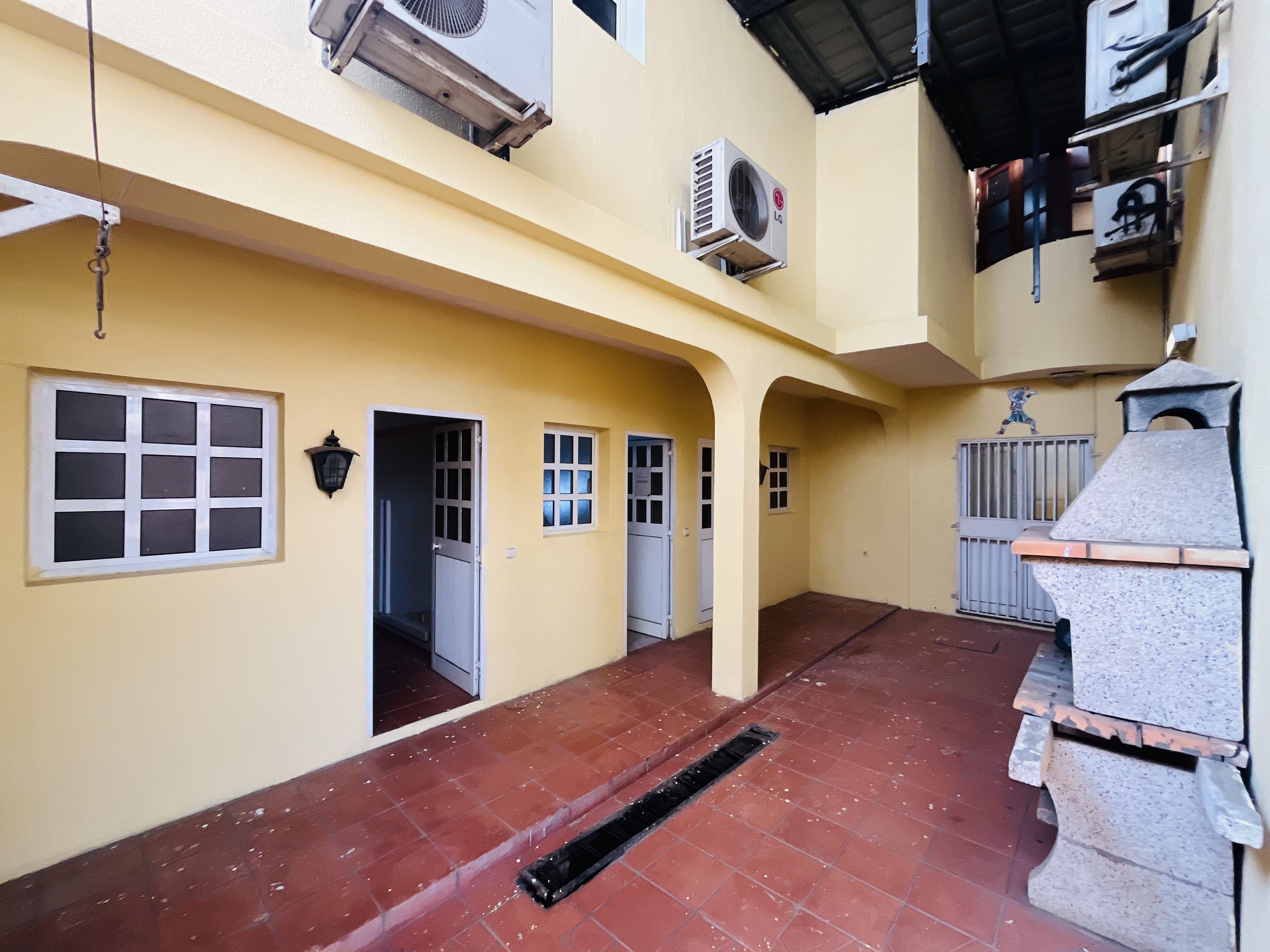 Foto de Arrenda-se: Vivenda V3 Triplex Ingombotas