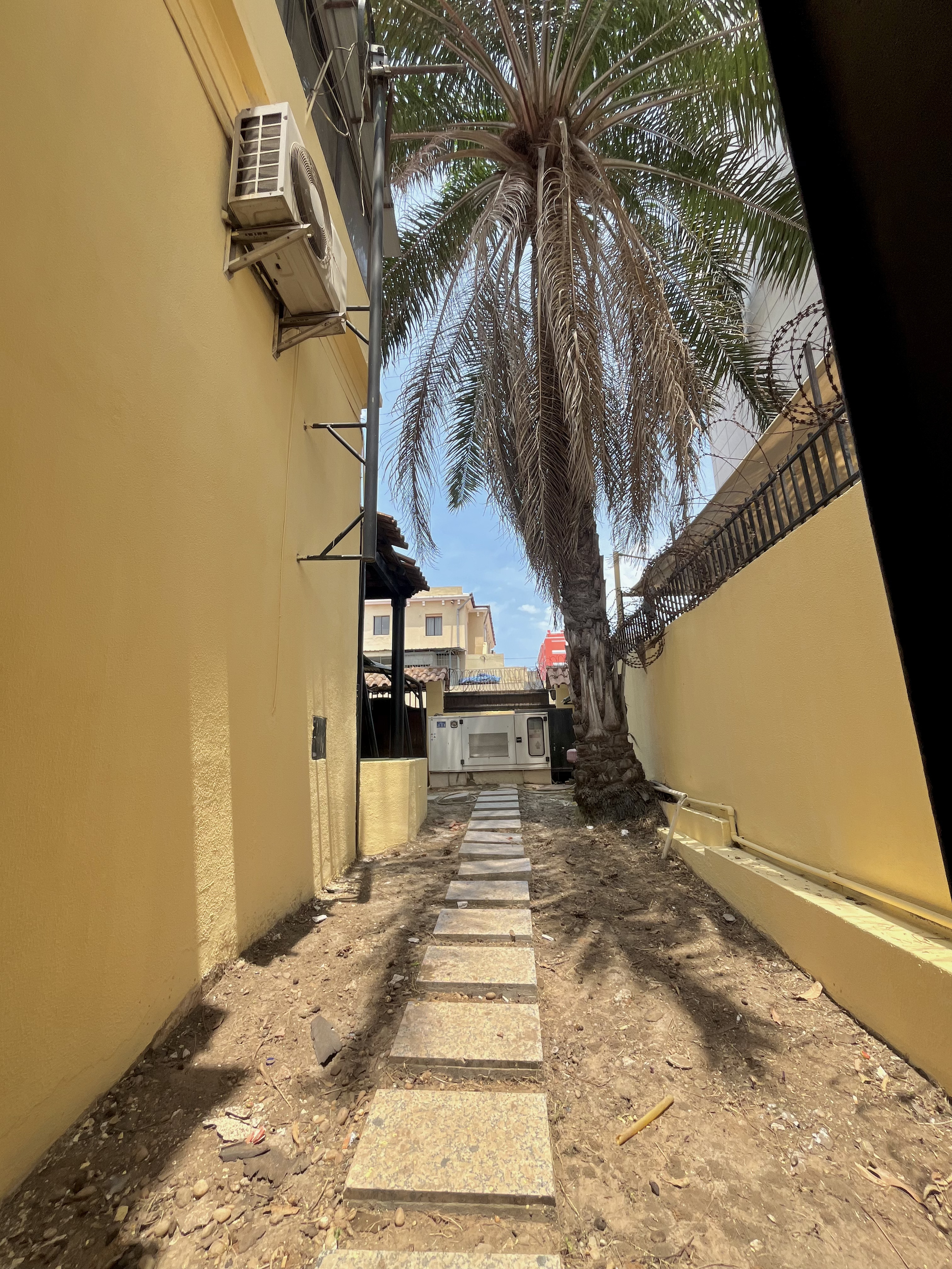 Foto de Arrenda-se: Vivenda V3 Triplex Ingombotas