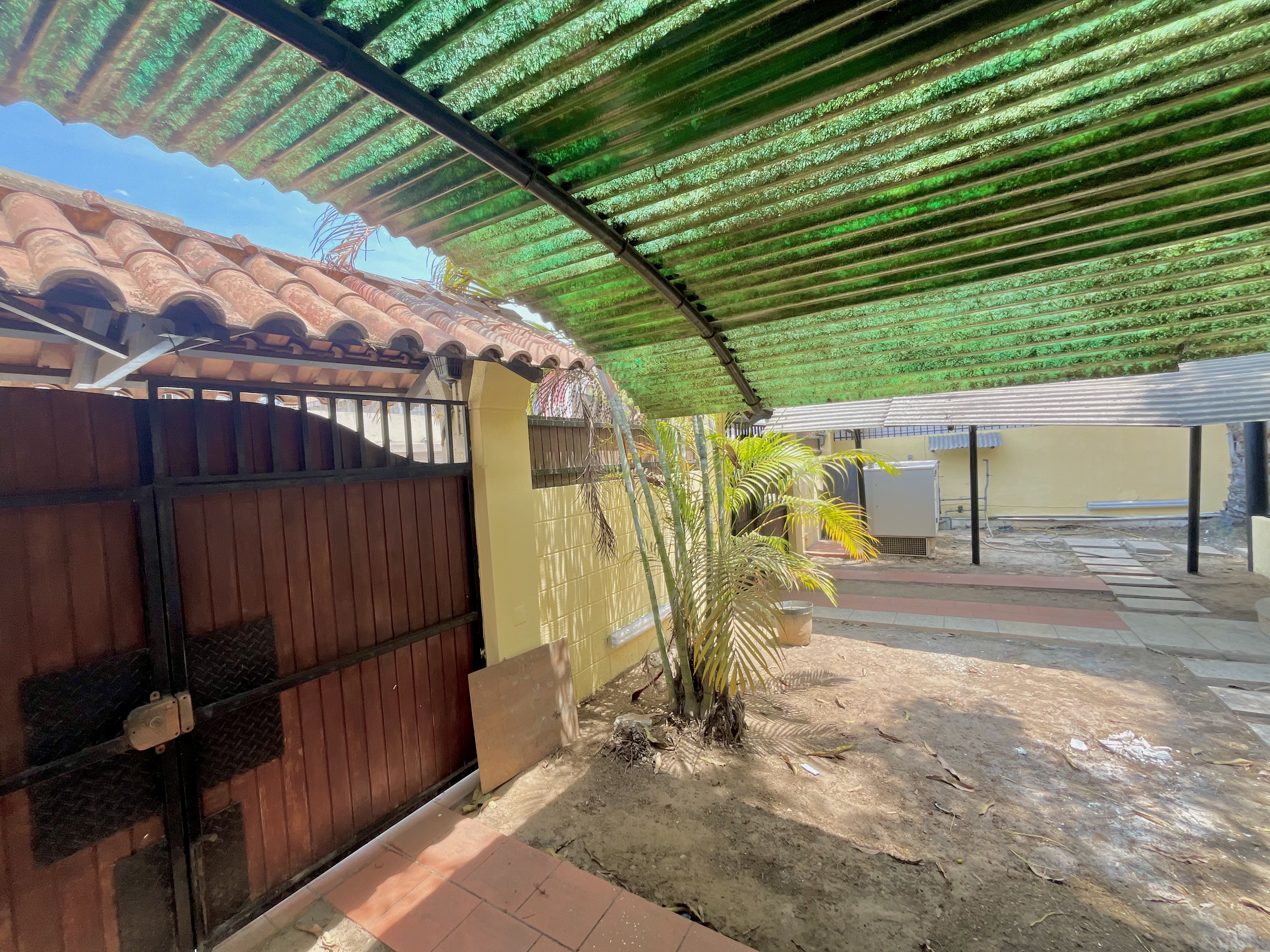 Foto de Arrenda-se: Vivenda V3 Triplex Ingombotas