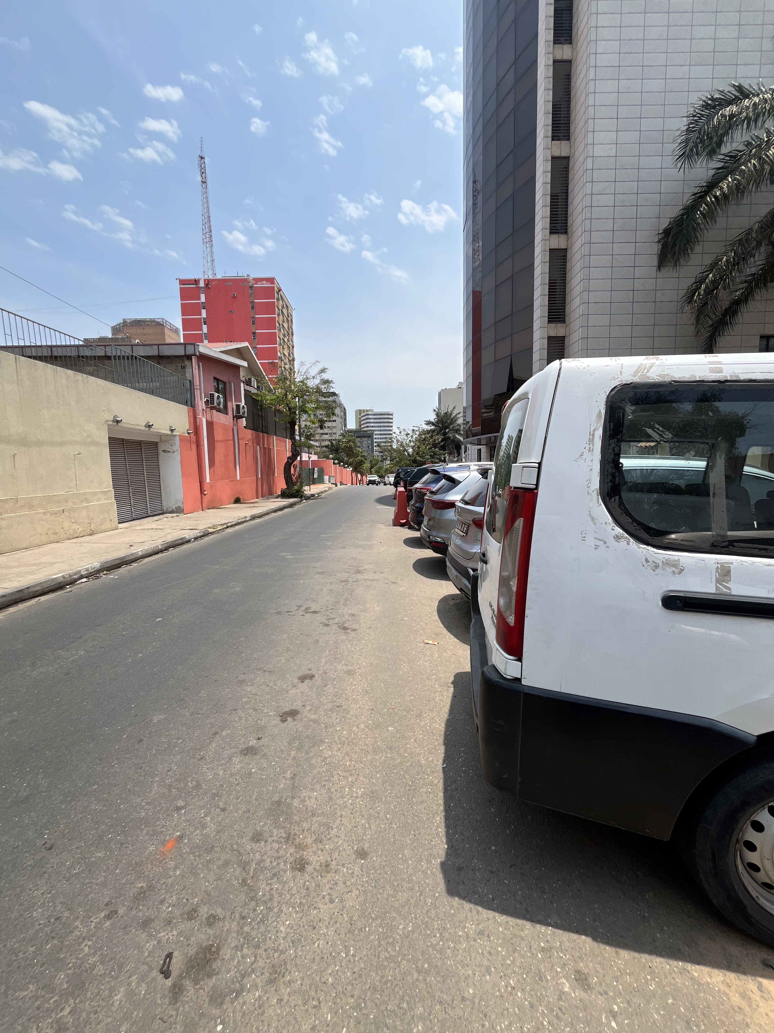 Foto de Arrenda-se: Vivenda V3 Triplex Ingombotas